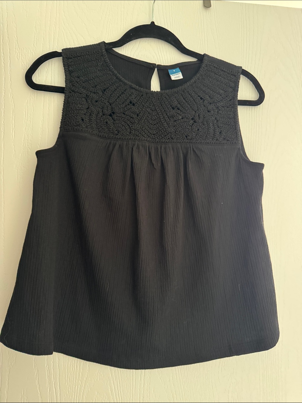 Old Navy Black Sleeveless Crochet Yoke Camisole